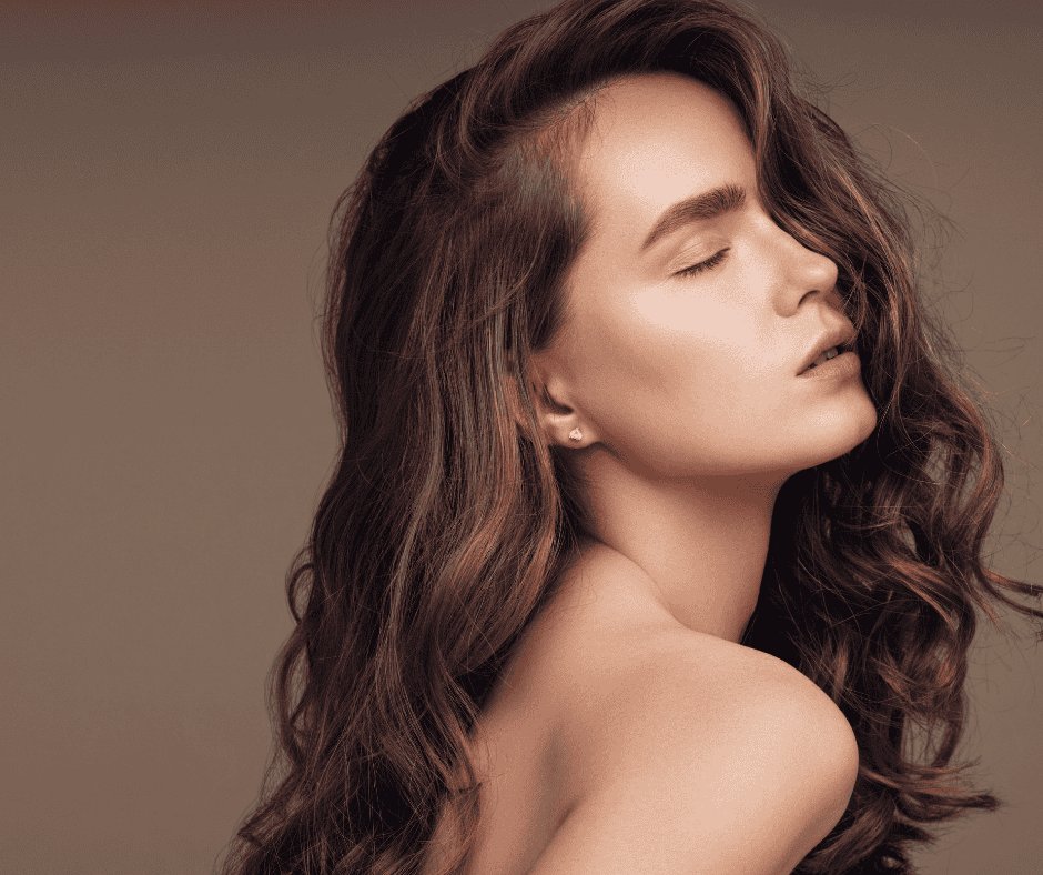 Modelo con color de cabello castaño